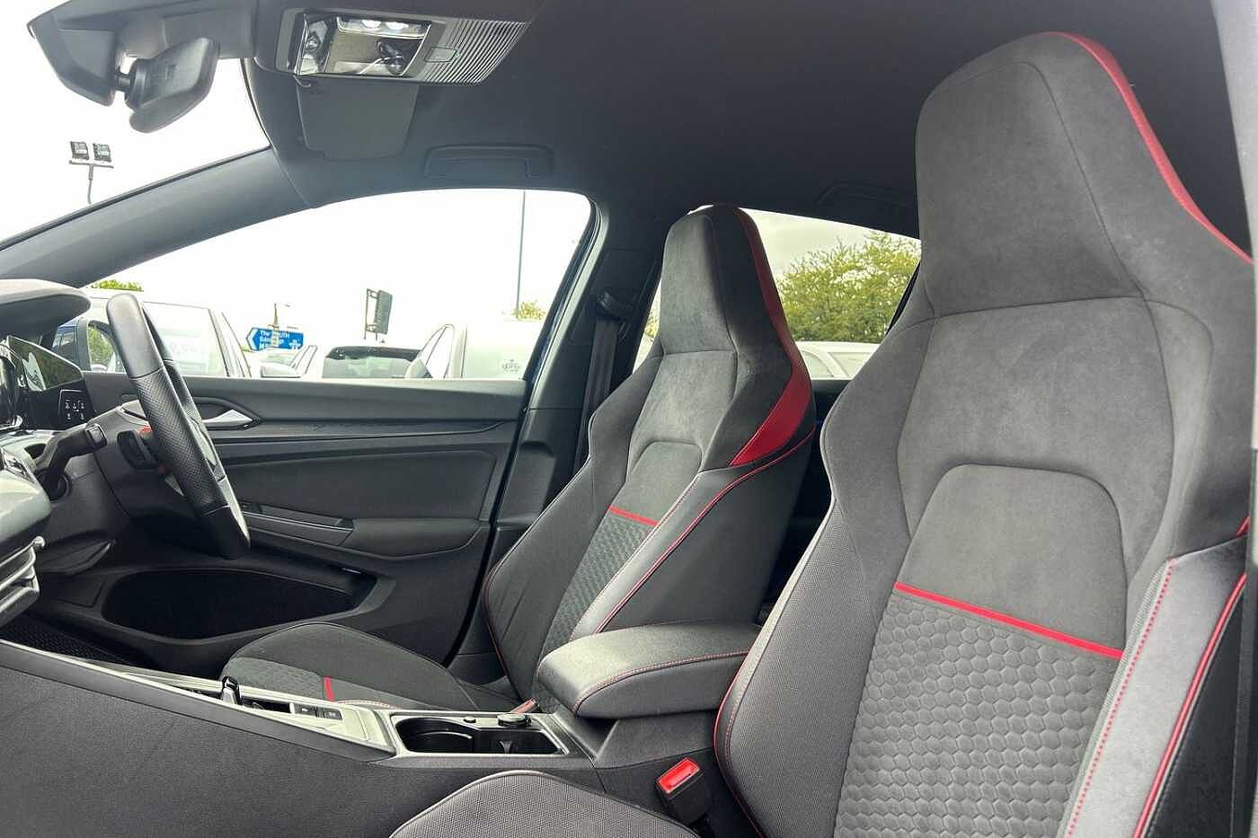 Volkswagen Golf 8 GTI Clubsport 2.0TSI 300PS 7-speed DSG 5 Dr